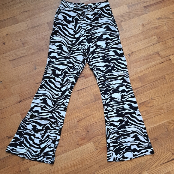 H&M Pants - H&M Zebra Print Flare Pants Sz 6 NWOT